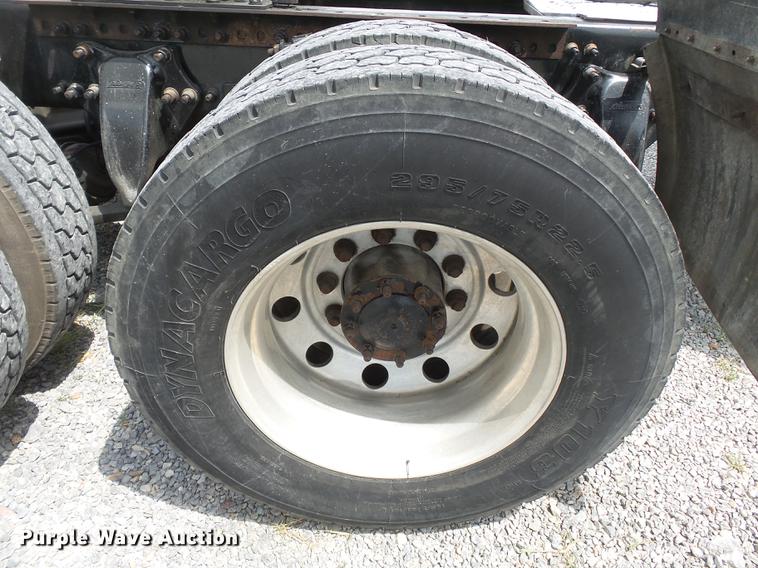 image for item DB7105 2005 Freightliner Columbia semi truck