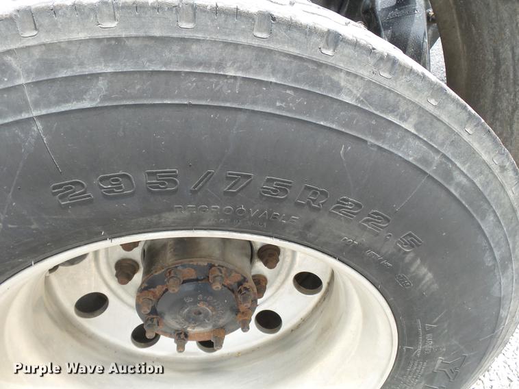 image for item DB7105 2005 Freightliner Columbia semi truck