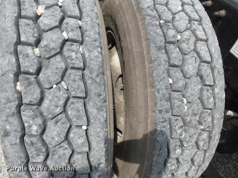 image for item DB7105 2005 Freightliner Columbia semi truck