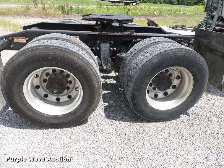 image for item DB7105 2005 Freightliner Columbia semi truck