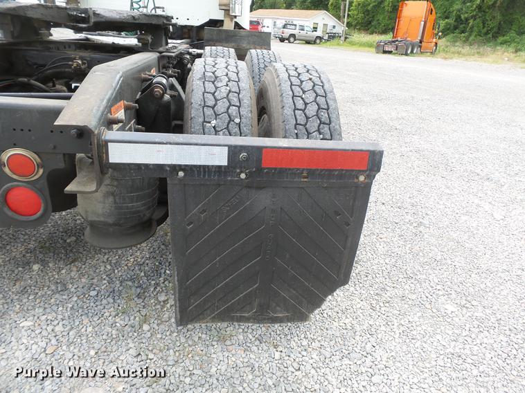 image for item DB7105 2005 Freightliner Columbia semi truck