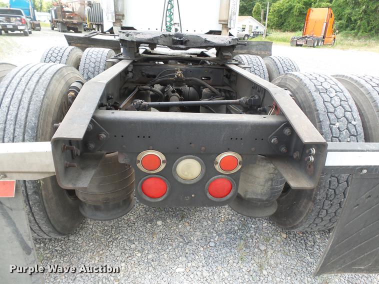 image for item DB7105 2005 Freightliner Columbia semi truck