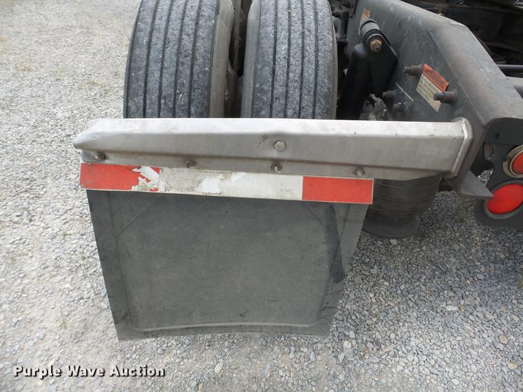 image for item DB7105 2005 Freightliner Columbia semi truck