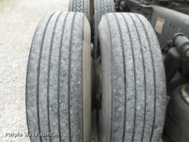 image for item DB7105 2005 Freightliner Columbia semi truck