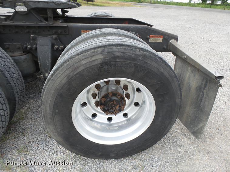 image for item DB7105 2005 Freightliner Columbia semi truck