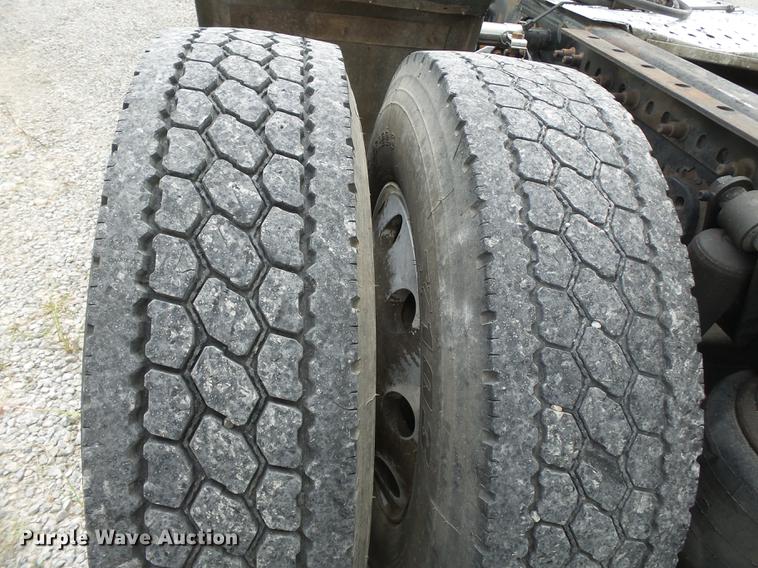 image for item DB7105 2005 Freightliner Columbia semi truck