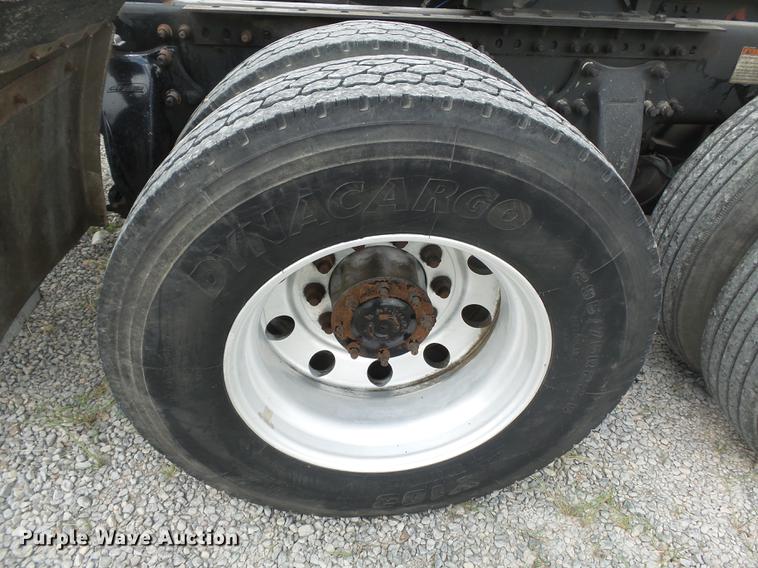 image for item DB7105 2005 Freightliner Columbia semi truck