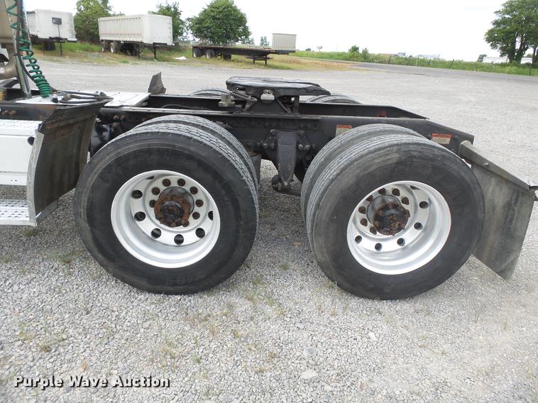 image for item DB7105 2005 Freightliner Columbia semi truck