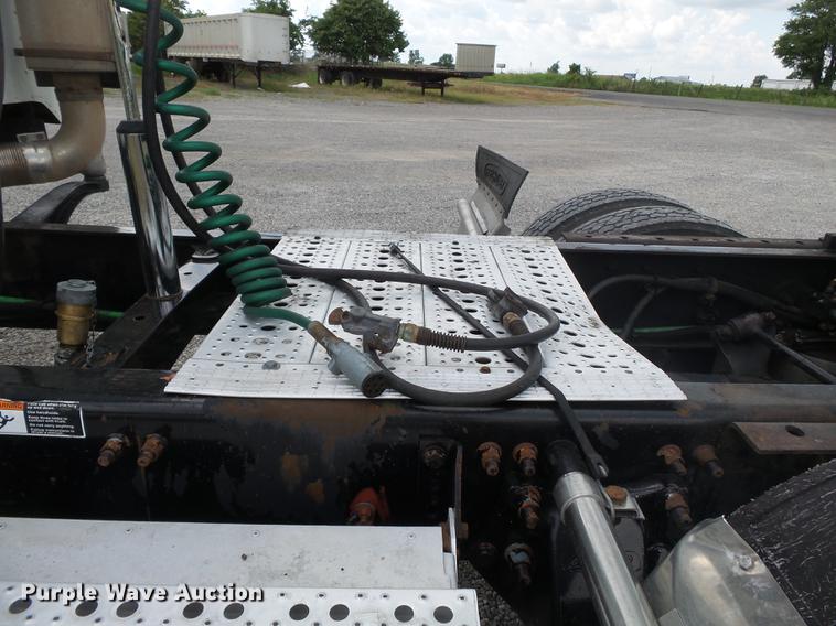 image for item DB7105 2005 Freightliner Columbia semi truck