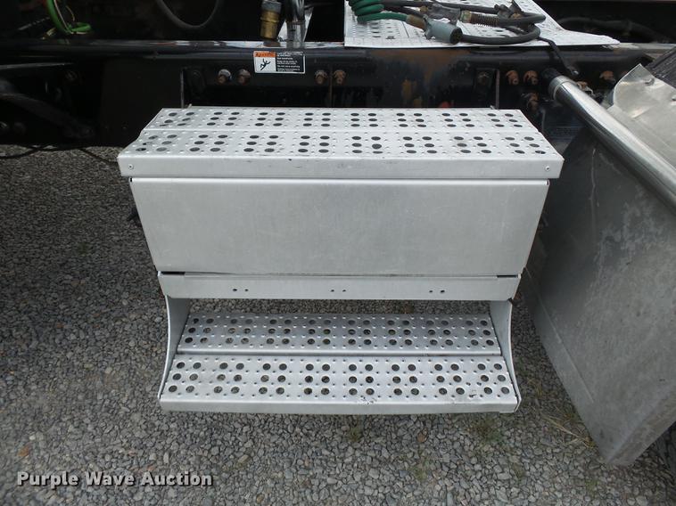 image for item DB7105 2005 Freightliner Columbia semi truck