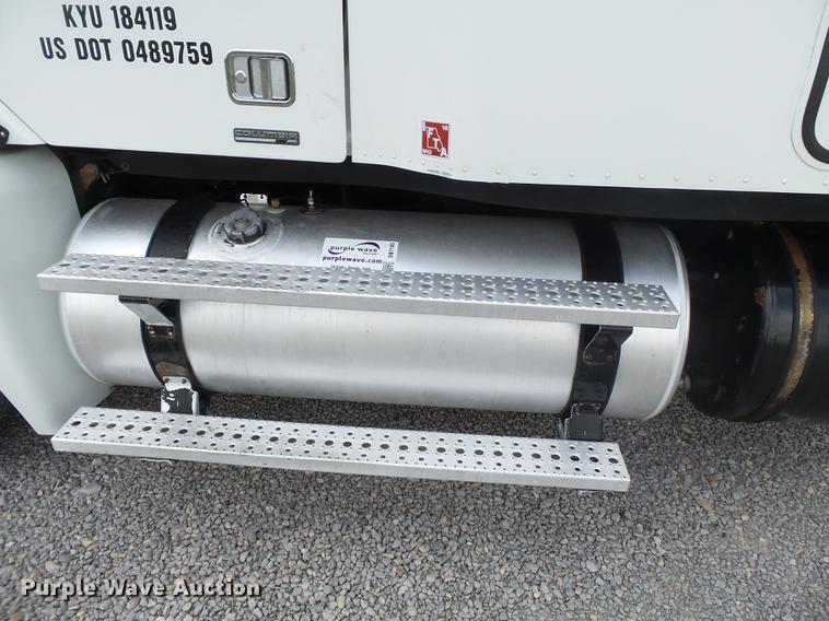 image for item DB7105 2005 Freightliner Columbia semi truck