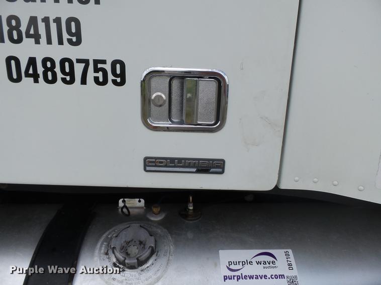 image for item DB7105 2005 Freightliner Columbia semi truck