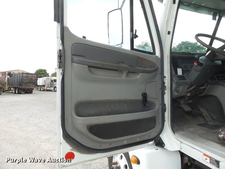 image for item DB7105 2005 Freightliner Columbia semi truck