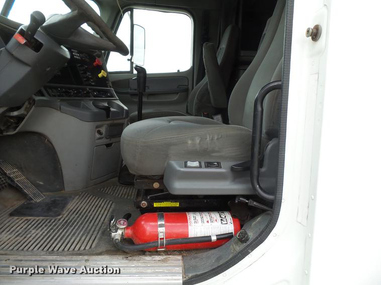 image for item DB7105 2005 Freightliner Columbia semi truck