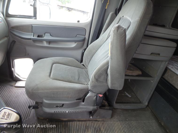 image for item DB7105 2005 Freightliner Columbia semi truck