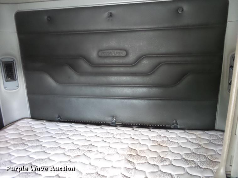 image for item DB7105 2005 Freightliner Columbia semi truck