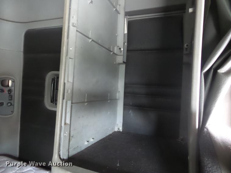 image for item DB7105 2005 Freightliner Columbia semi truck