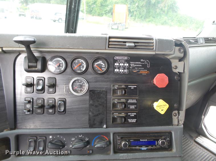 image for item DB7105 2005 Freightliner Columbia semi truck