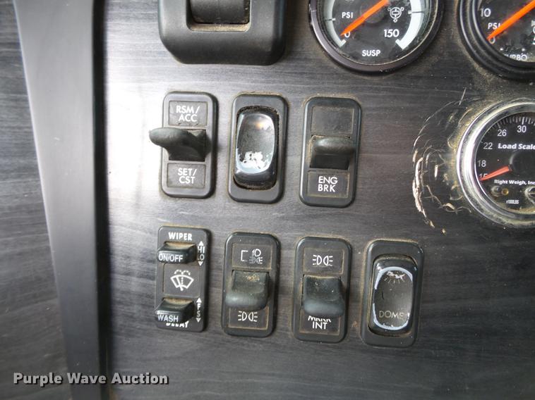 image for item DB7105 2005 Freightliner Columbia semi truck