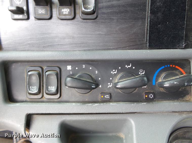 image for item DB7105 2005 Freightliner Columbia semi truck