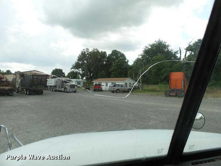 image for item DB7105 2005 Freightliner Columbia semi truck