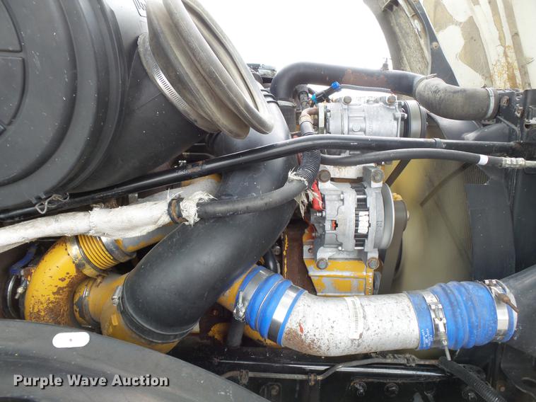 image for item DB7105 2005 Freightliner Columbia semi truck