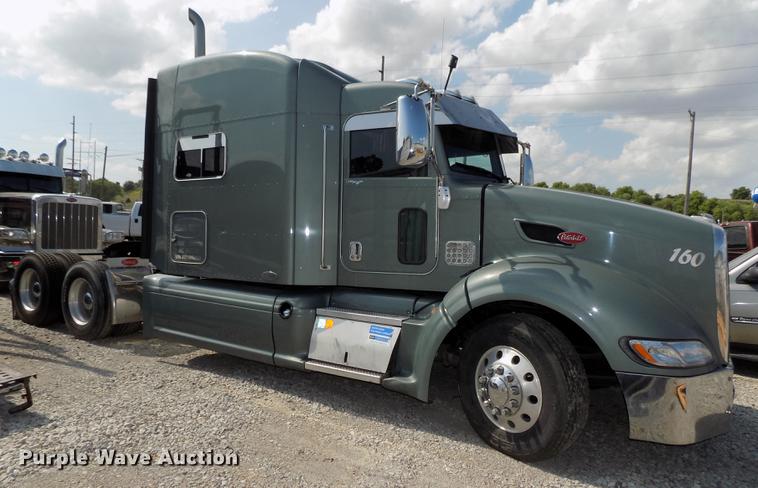 image for item DB8678 2011 Peterbilt 386 semi truck