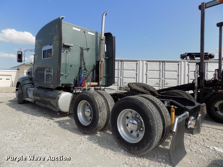 image for item DB8678 2011 Peterbilt 386 semi truck