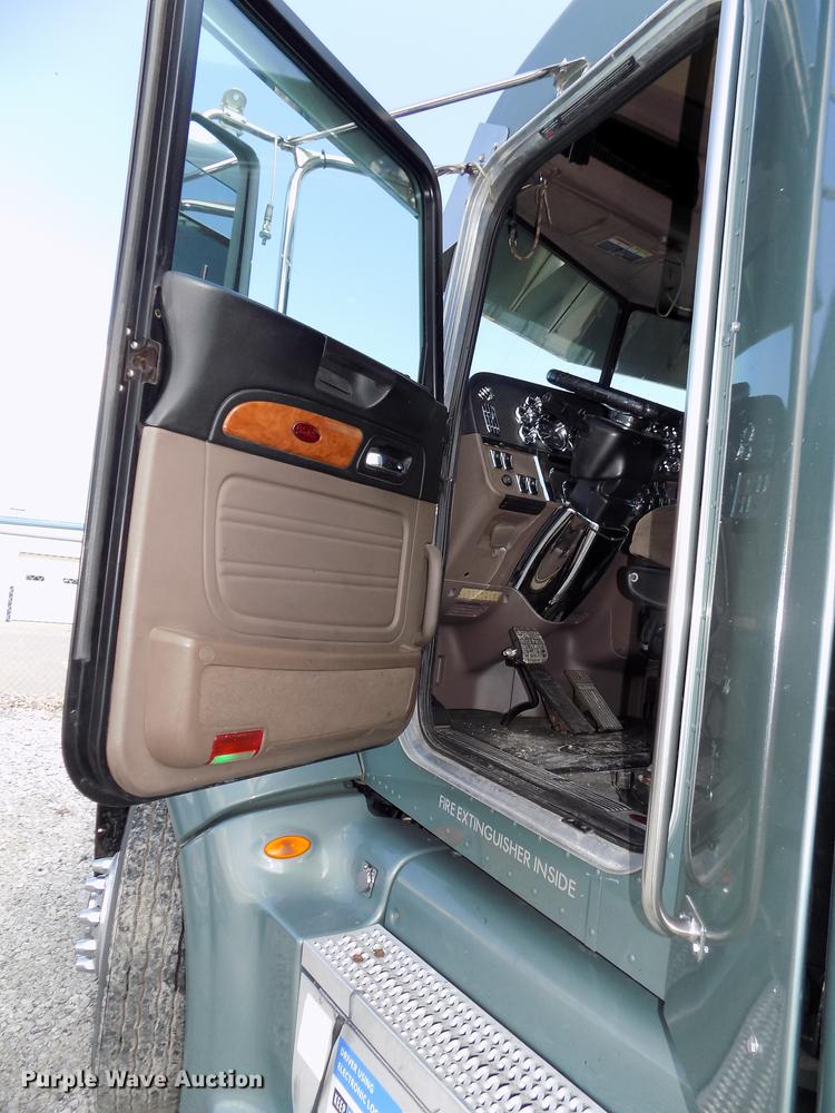 image for item DB8678 2011 Peterbilt 386 semi truck