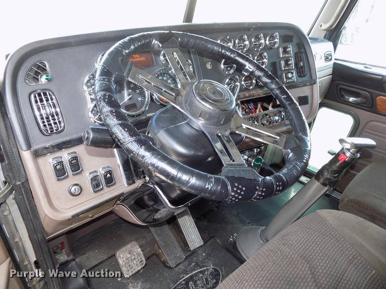image for item DB8678 2011 Peterbilt 386 semi truck