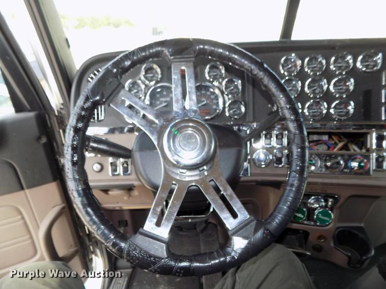 image for item DB8678 2011 Peterbilt 386 semi truck
