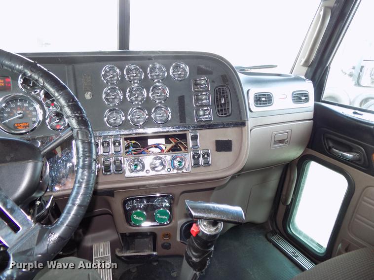 image for item DB8678 2011 Peterbilt 386 semi truck