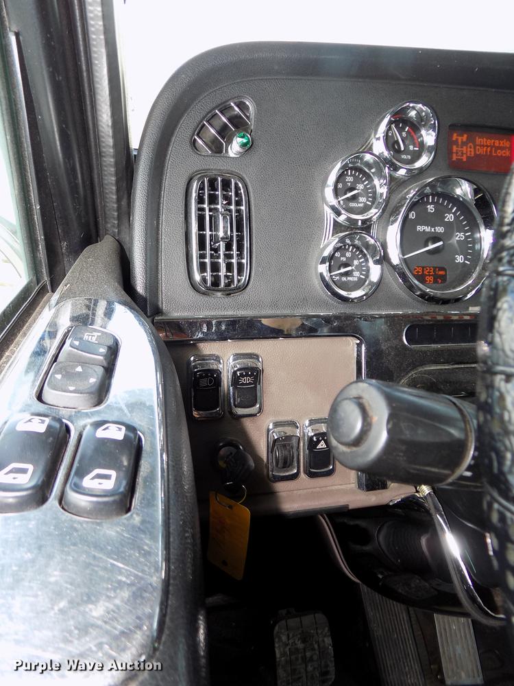 image for item DB8678 2011 Peterbilt 386 semi truck