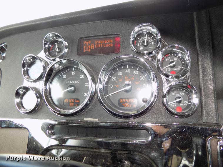 image for item DB8678 2011 Peterbilt 386 semi truck