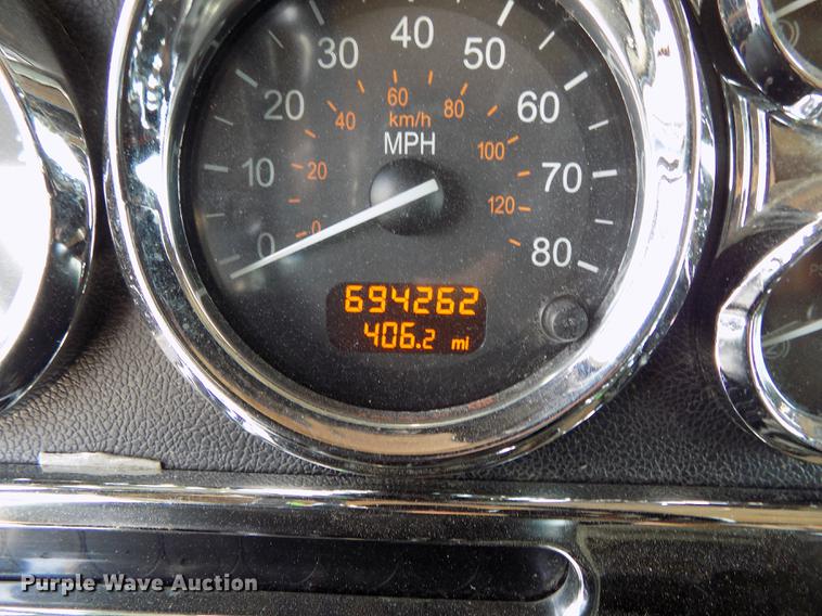 image for item DB8678 2011 Peterbilt 386 semi truck