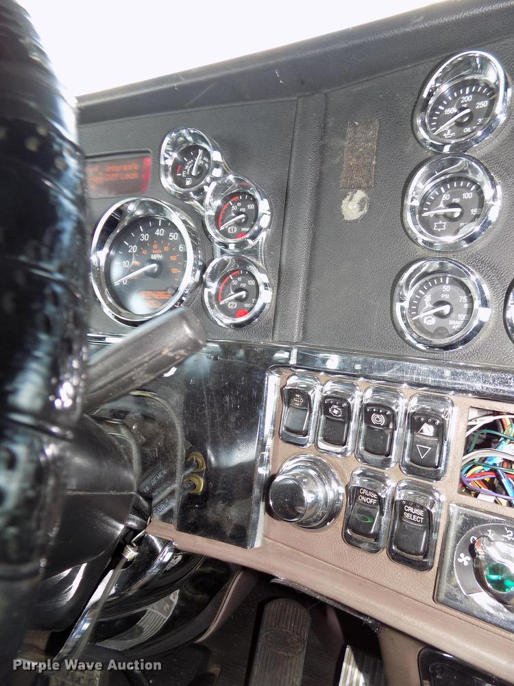 image for item DB8678 2011 Peterbilt 386 semi truck