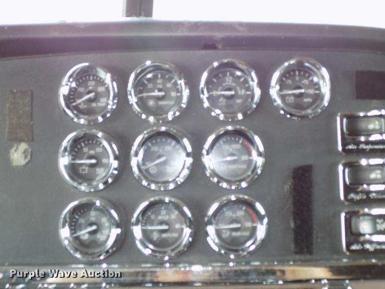 image for item DB8678 2011 Peterbilt 386 semi truck