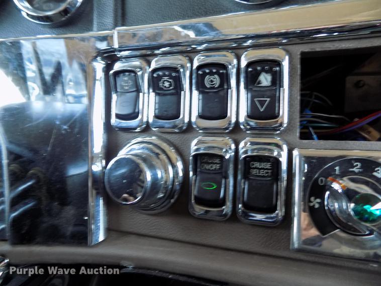 image for item DB8678 2011 Peterbilt 386 semi truck