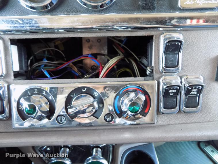 image for item DB8678 2011 Peterbilt 386 semi truck