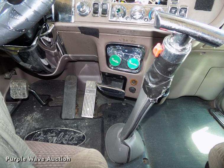 image for item DB8678 2011 Peterbilt 386 semi truck