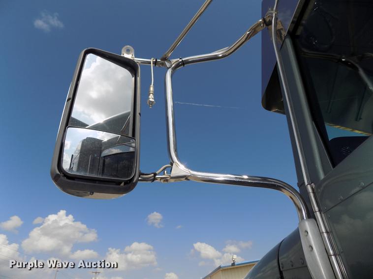 image for item DB8678 2011 Peterbilt 386 semi truck