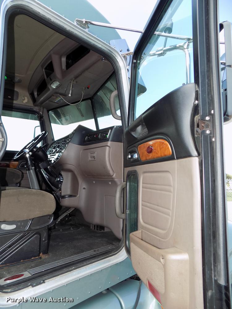 image for item DB8678 2011 Peterbilt 386 semi truck