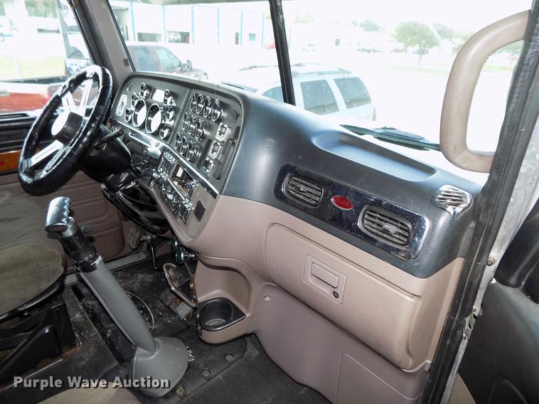 image for item DB8678 2011 Peterbilt 386 semi truck