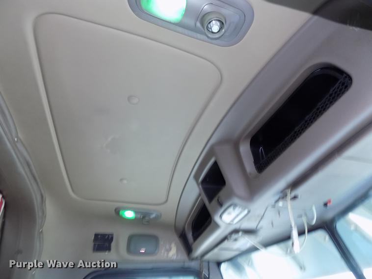 image for item DB8678 2011 Peterbilt 386 semi truck