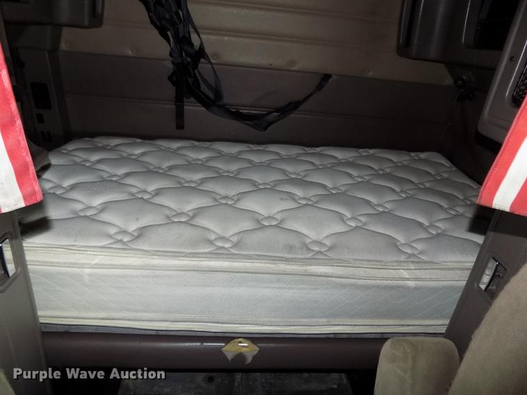 image for item DB8678 2011 Peterbilt 386 semi truck