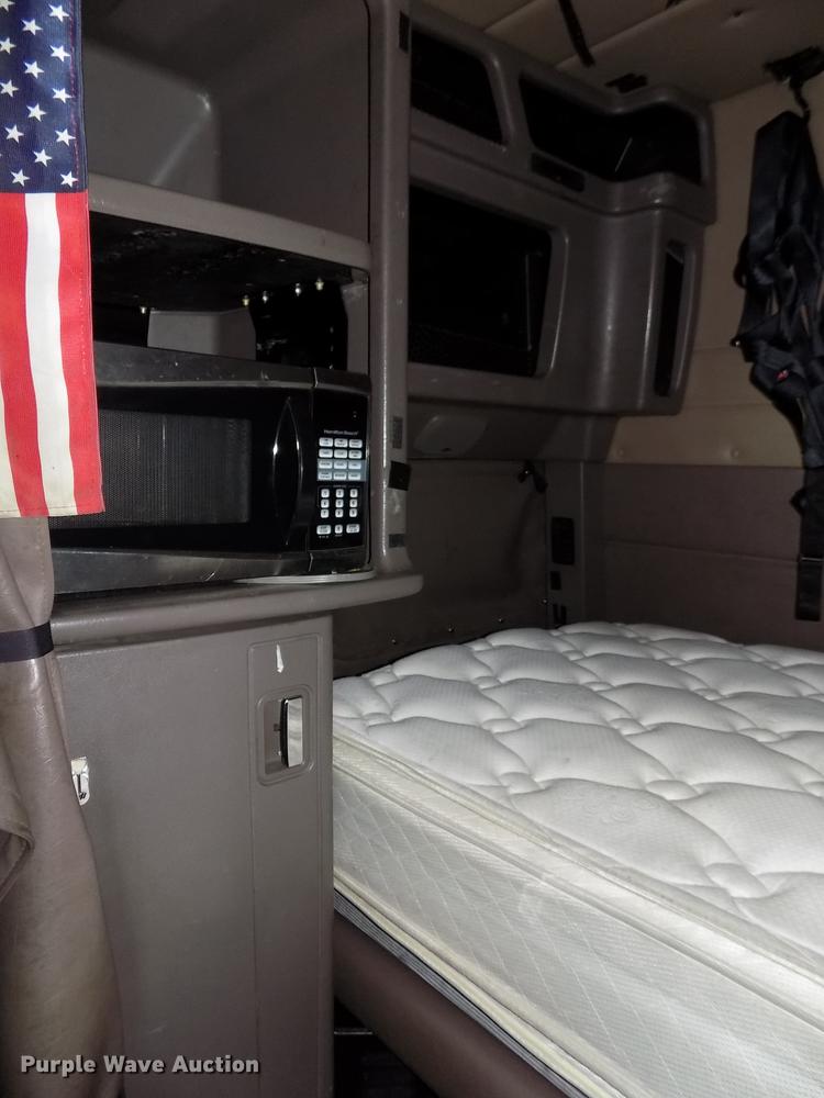 image for item DB8678 2011 Peterbilt 386 semi truck