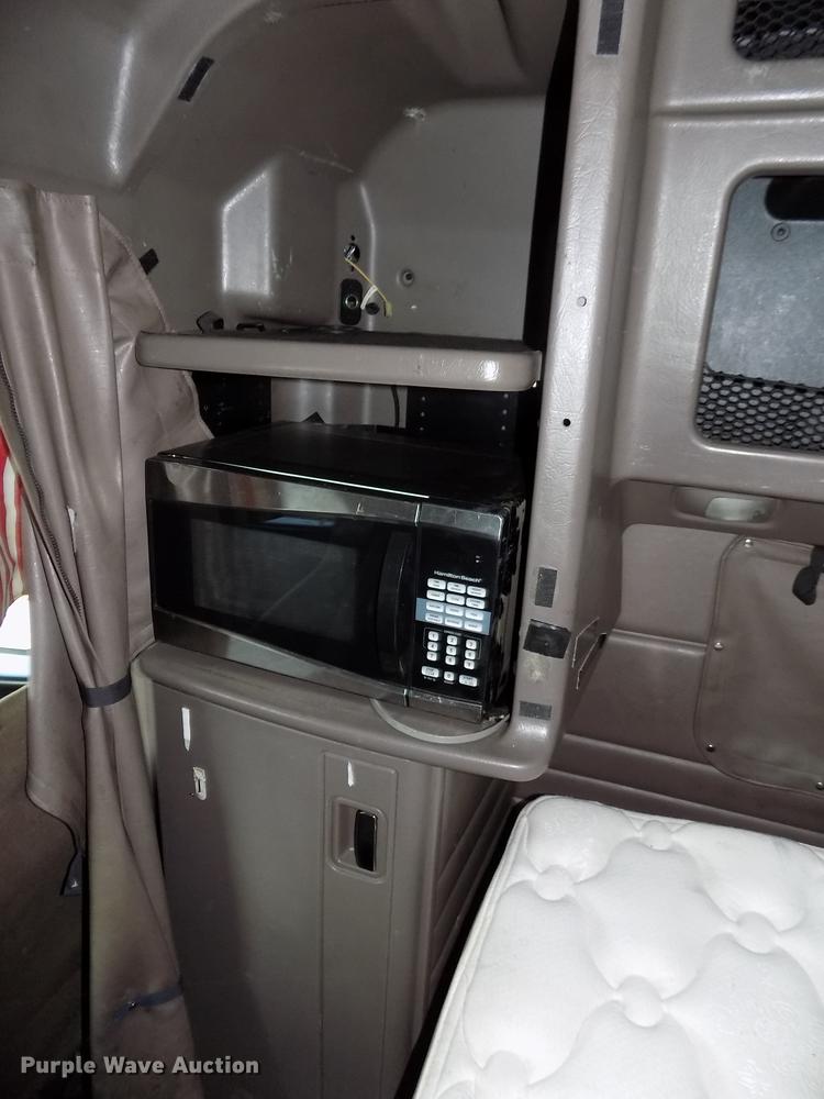 image for item DB8678 2011 Peterbilt 386 semi truck