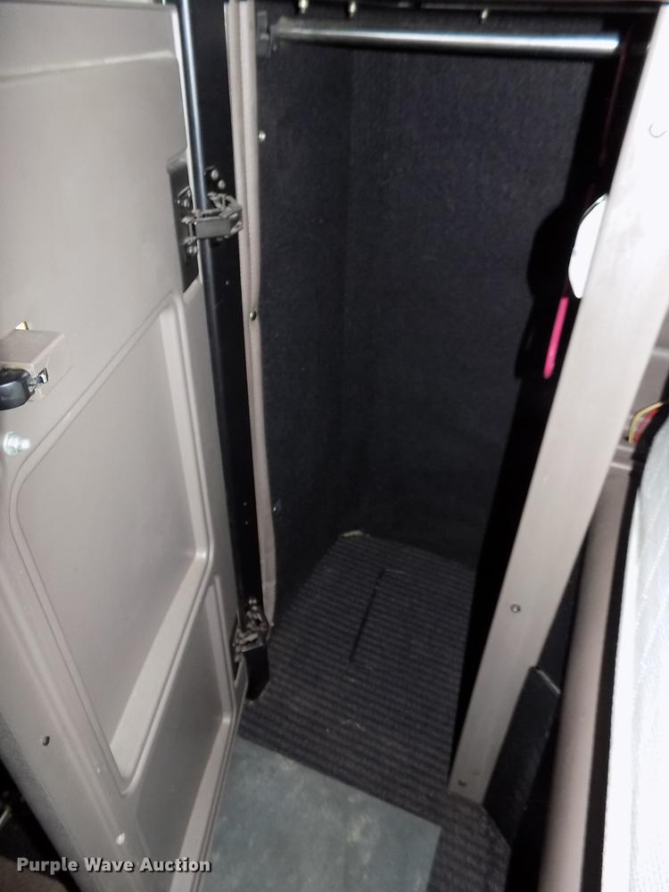 image for item DB8678 2011 Peterbilt 386 semi truck