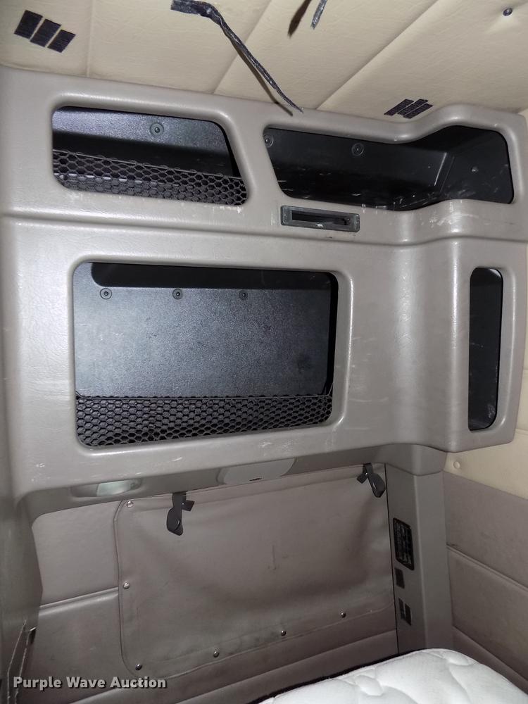 image for item DB8678 2011 Peterbilt 386 semi truck