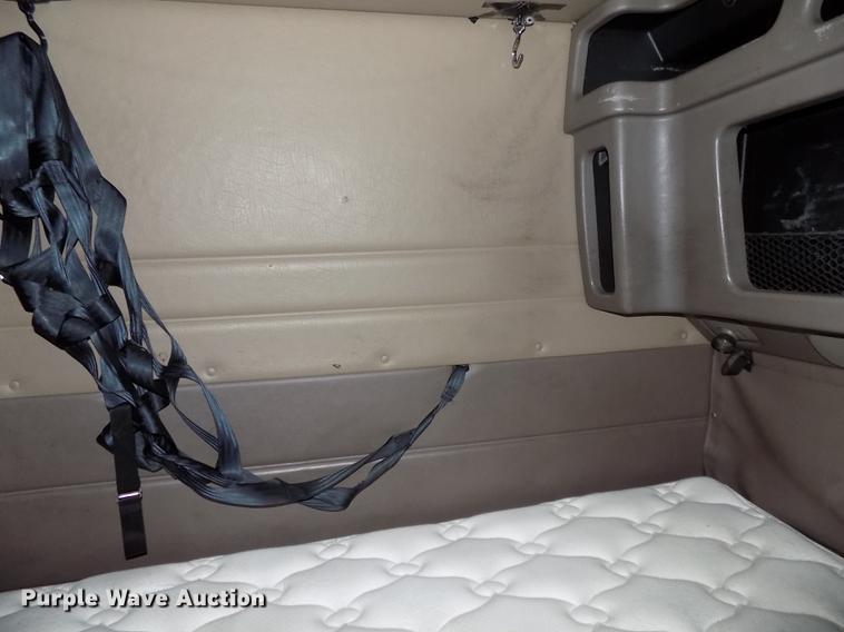 image for item DB8678 2011 Peterbilt 386 semi truck